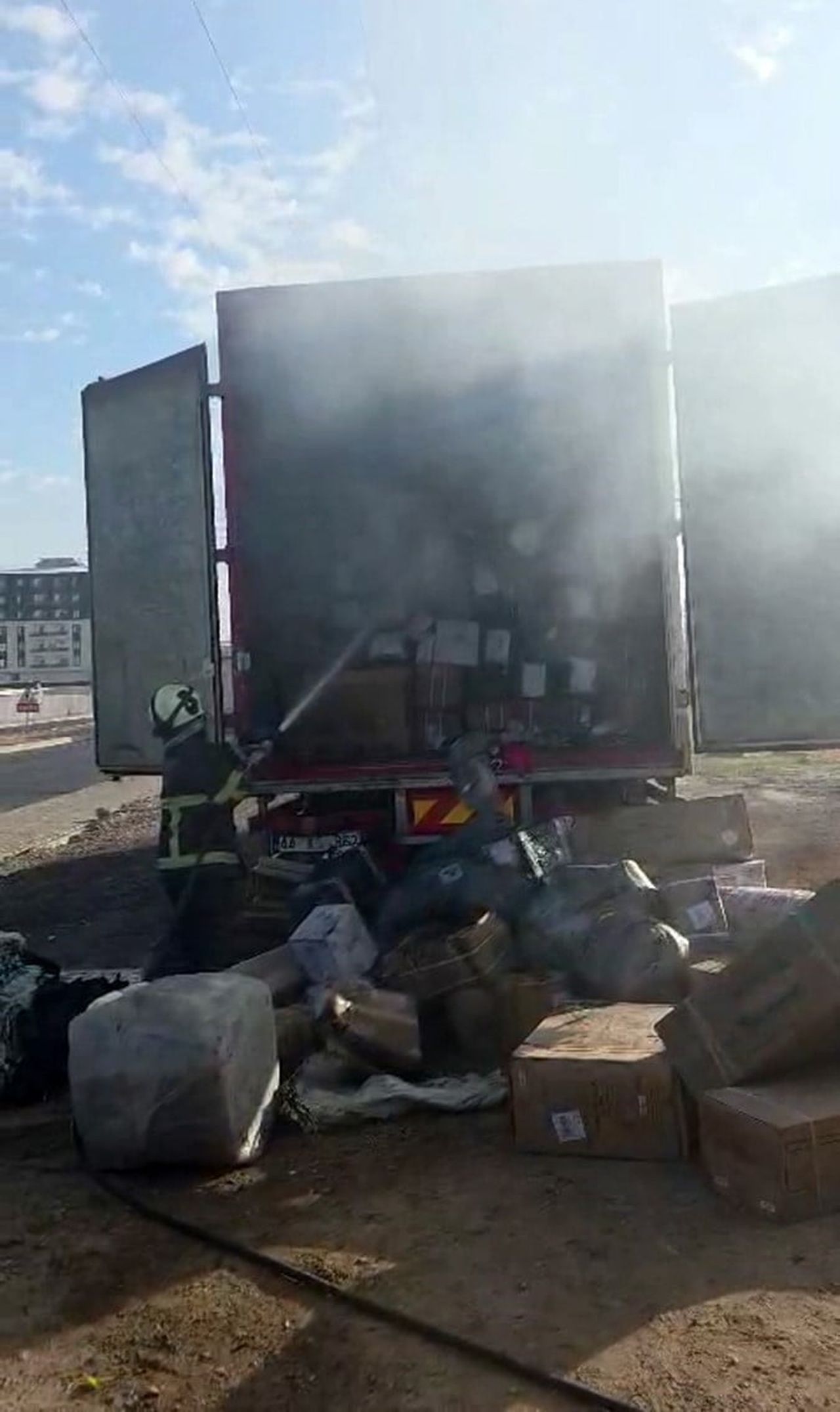 BATMAN'DA BİR KARGO FİRMASINA AİT KAMYONUN KASASINDA YANGIN ÇIKTI, BAZI KARGO PAKETLERİNDE HASAR...