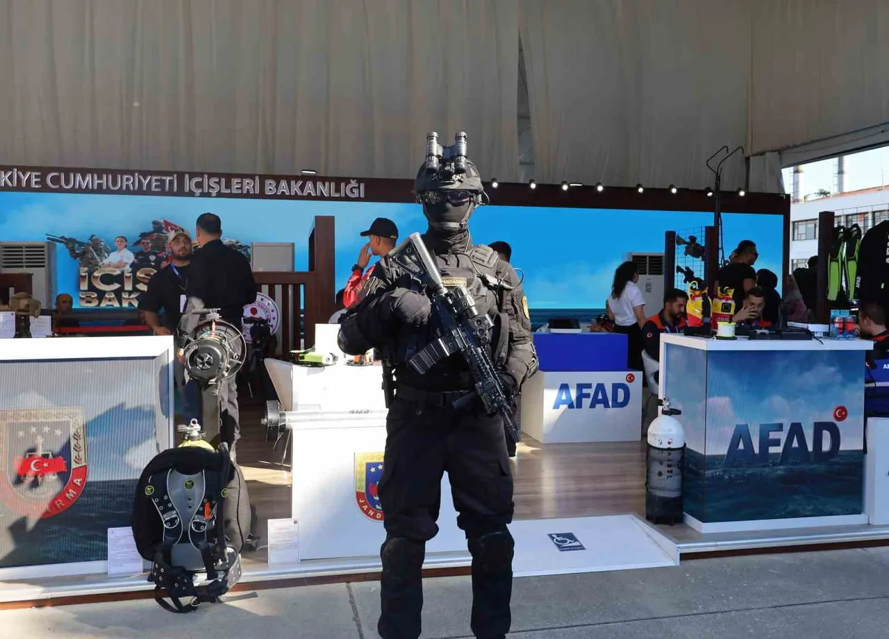 TEKNOFEST MAVİ VATAN’DA "SİYAH GİYEN ADAMLAR" OLARAK ANILAN JÖAK TİMLERİ, TAMAMEN SİYAH...