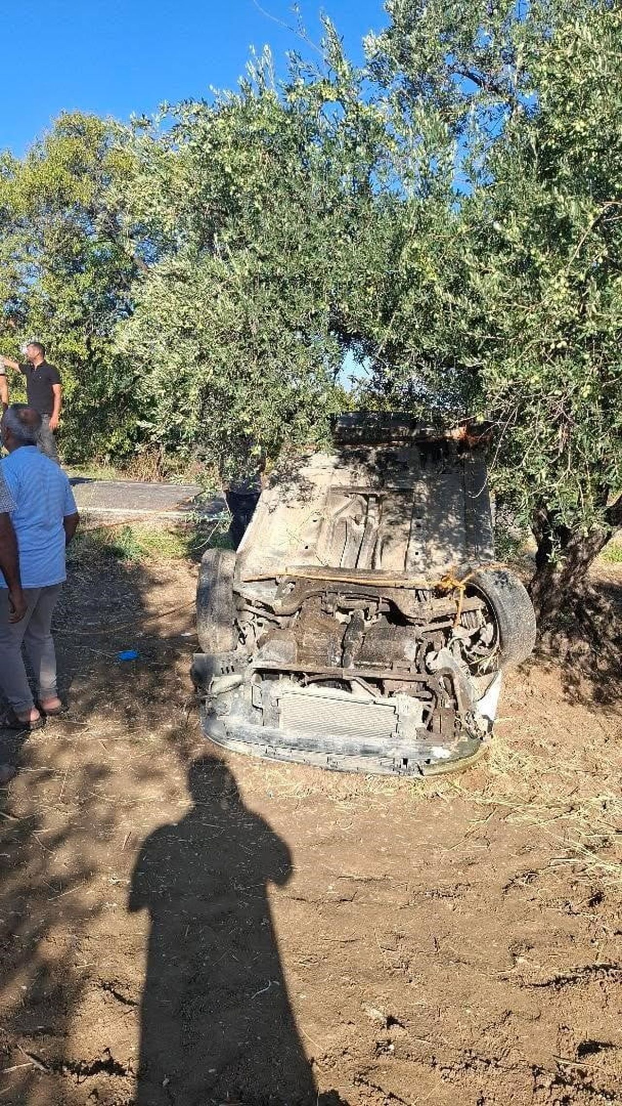 HATAY'DA SÜRÜCÜSÜNÜN DİREKSİYON HAKİMİYETİNİ KAYBETMESİYLE ZEYTİN BAHÇESİNE UÇAN OTOMOBİLİN...