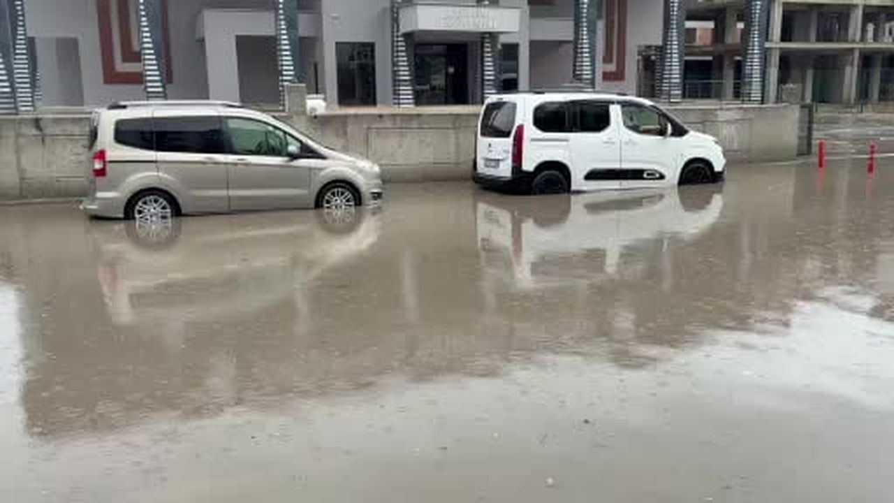 Sağanak yağışta yollar göle döndü, sürücüler yön değiştirdi