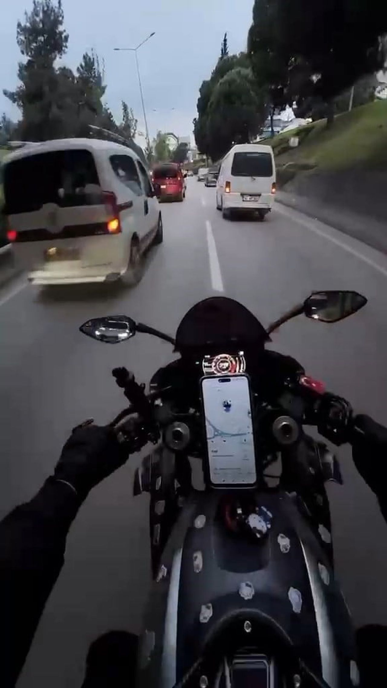BURSA’DA ARAÇLARIN ARASINDAN HIZLA İLERLEYEN MOTOSİKLET, SİNYAL VERMEDEN ŞERİT DEĞİŞTİRDİĞİ ÖNE...