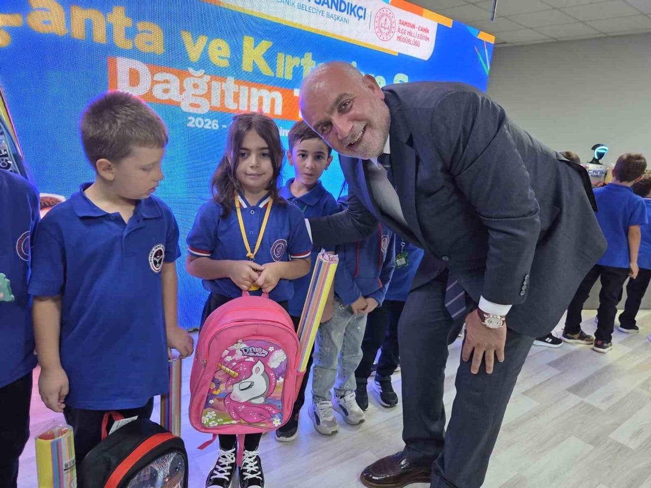 SAMSUN’UN CANİK BELEDİYESİ TARAFINDAN İLÇEDE OKULA BAŞLAYAN TÜM 1. SINIF ÖĞRENCİLERİNE SIRT...