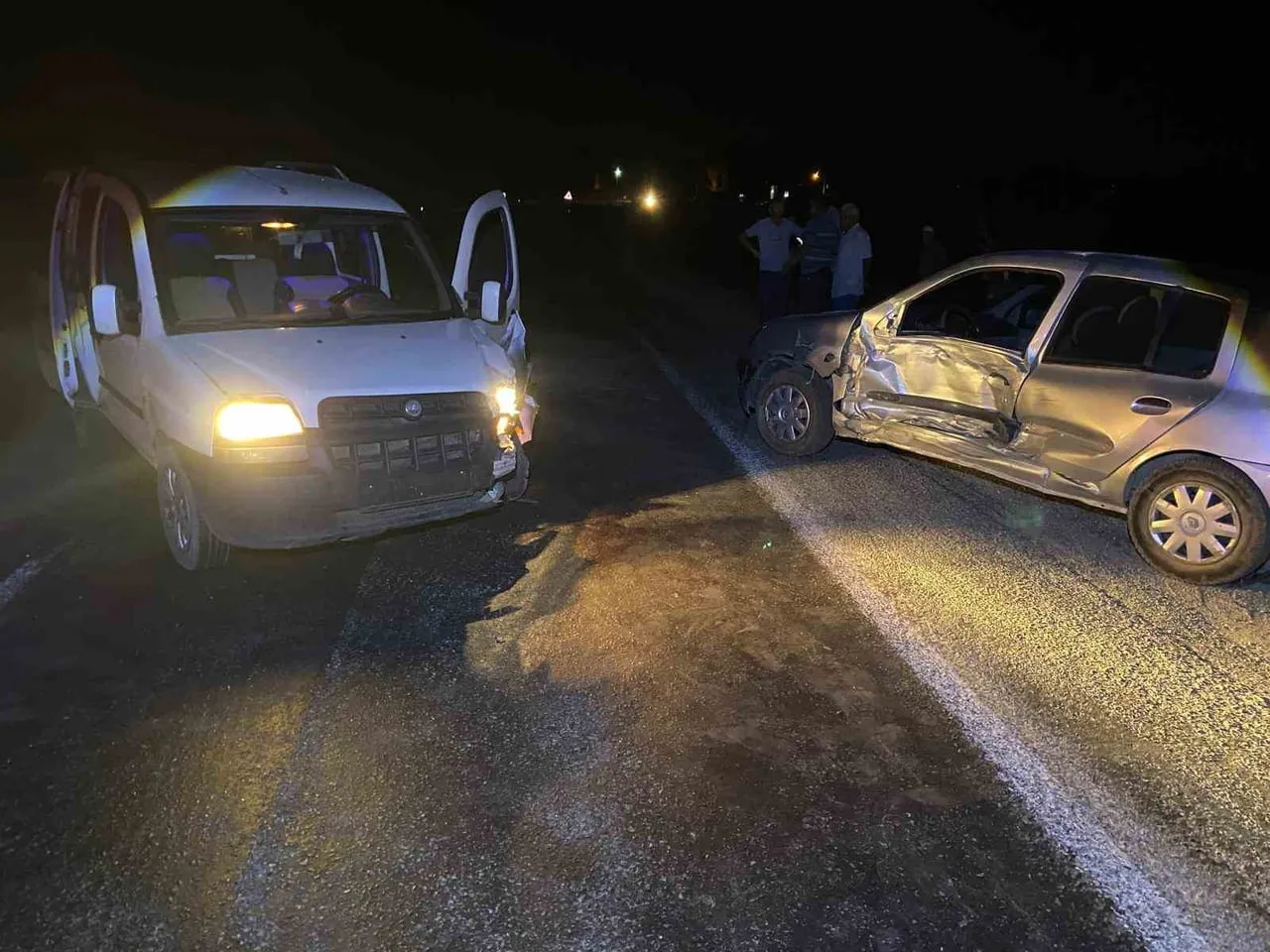 AFYONKARAHİSAR'DA HAFİF TİCARİ ARAÇ İLE OTOMOBİLİN ÇARPIŞMASI SONUCU MEYDANA GELEN TRAFİK...