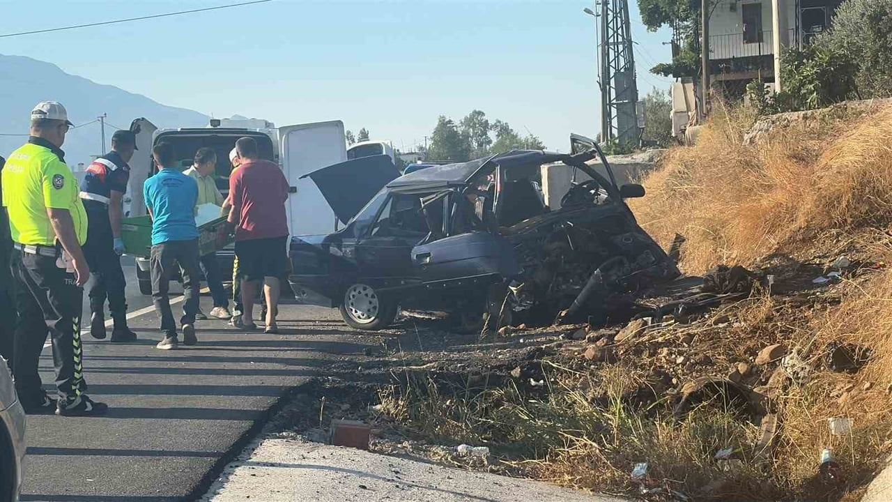 MUĞLA'NIN SEYDİKEMER İLÇESİNDE KONTROLDEN ÇIKAN OTOMOBİL YOL KENARINDAKİ TOPRAK ALANA ÇARPARKEN...