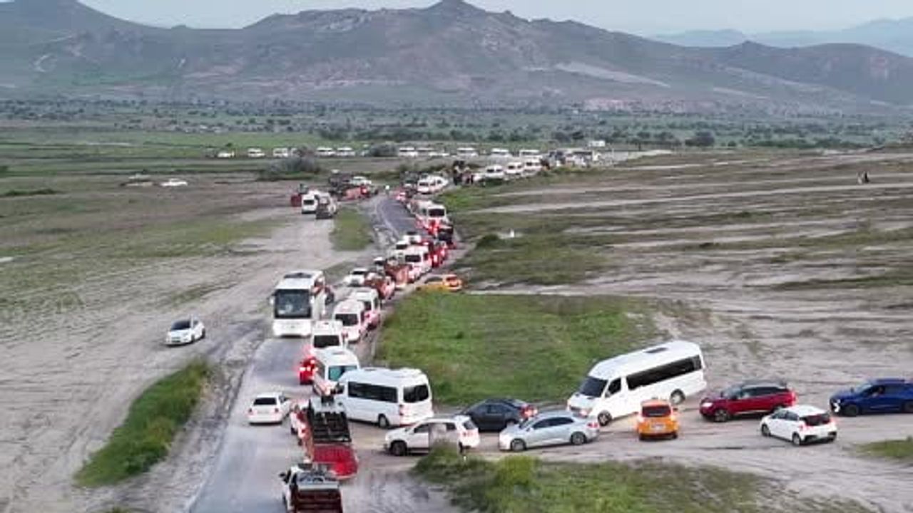 Kapadokya'da sıcak hava balonları olumsuz hava şartları nedeniyle havalanamadı