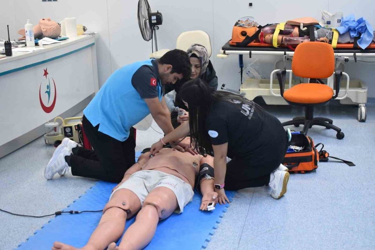 ELAZIĞ'DA ULUSAL MEDİKAL KURTARMA EKİPLERİNE 'ERİŞKİNLERDE İLERİ YAŞAM DESTEĞİ' EĞİTİMİ...