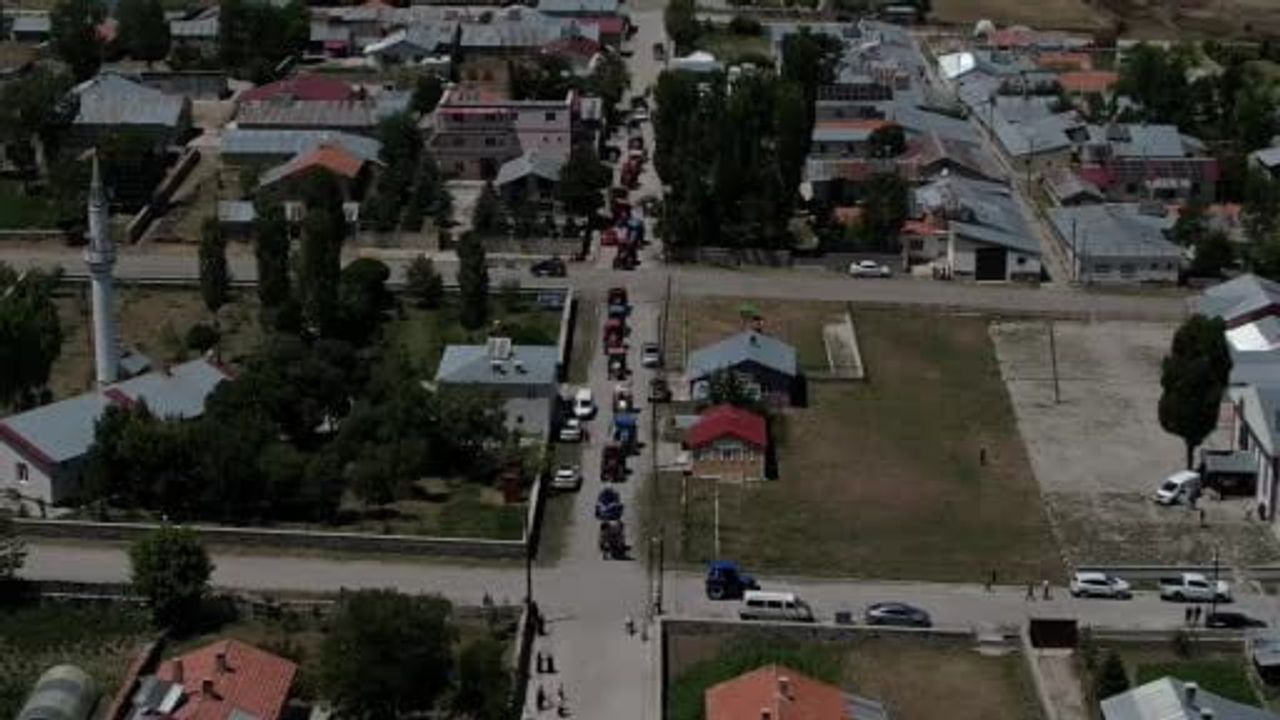 Traktörlerle konvoy yapılan düğündeki sürprizler davetlileri kahkahaya boğdu