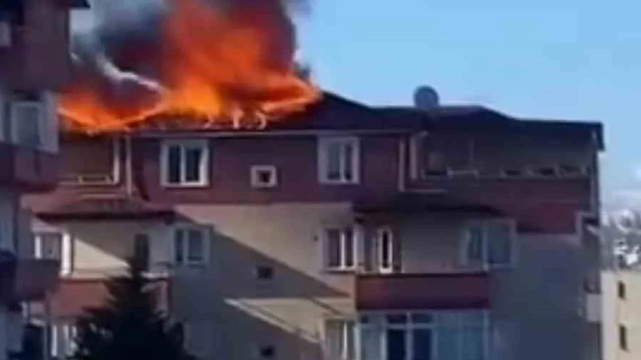 Darıca'da binanın çatısı alev alev yandı: İtfaiye ekipleri zamanında müdahale etti