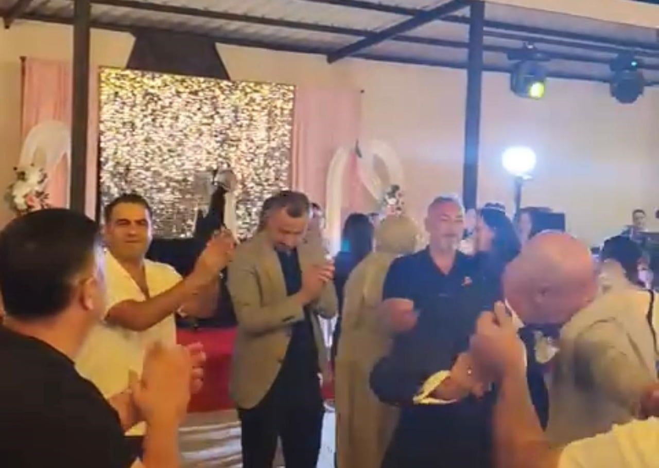 DÖNMEZ'DEN GERİYE İSE DÜĞÜNÜNDE YAKINLARIYLA BİRLİKTE ÇEKİLEN GÖRÜNTÜLER KALDI.
