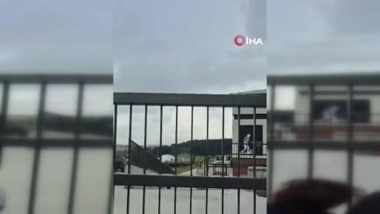 Küçükçekmece'de KPSS'ye geç kalan aday sınava alınmadı, vatandaşlar tepki gösterdi