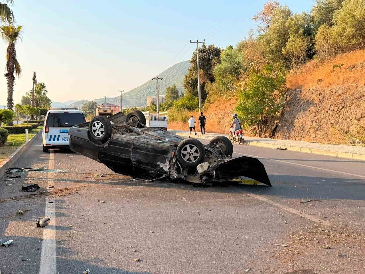 ANTALYA’NIN GAZİPAŞA İLÇESİNDE KONTROLDEN ÇIKAN OTOMOBİLİN TAKLA ATARAK PALMİYE AĞACINA ÇARPMASI...