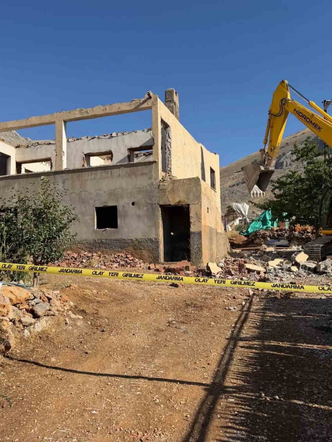 ADIYAMAN’IN ÇELİKHAN İLÇESİNDE, 6 ŞUBAT DEPREMLERİNDE AĞIR VE ORTA HASAR GÖREN BİNALARIN YIKIM...