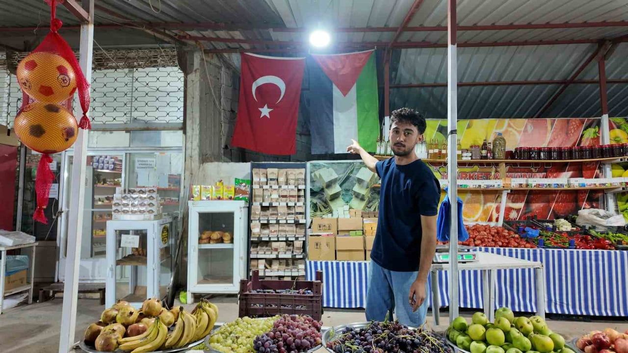 HATAY'DA MARKET İŞLETEN 20 YAŞINDAKİ YASİN KUŞ, GAZZE'DE YAŞANANLAR NEDENİYLE YAKLAŞIK 3 YILDIR...