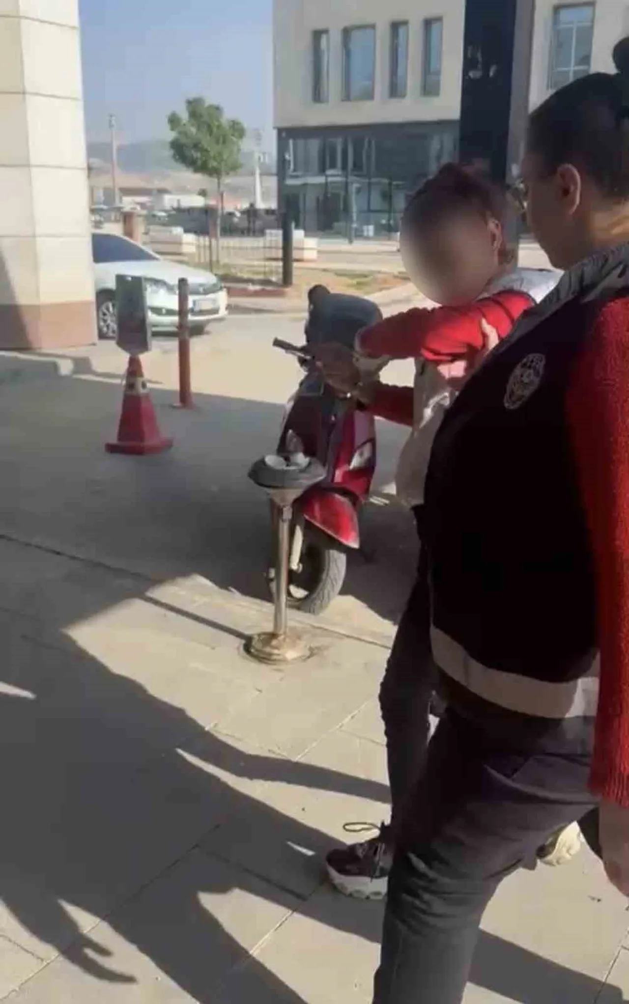 ADIYAMAN’DA, BİR KAÇ GÜN ÖNCE ÇÖPTE KARNINI DOYURMAYA ÇALIŞAN KEDİYE TAŞ ATARAK VURAN KADIN ŞAHIS...