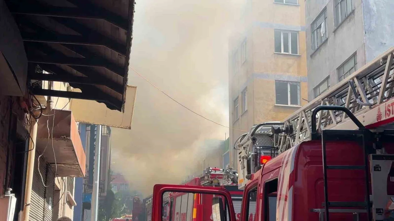 BÜLBÜL MAHALLESİ’NDE BULUNAN 2 KATLI BİR İŞ YERİNDE HENÜZ BELİRLENEMEYEN NEDENLE YANGIN...