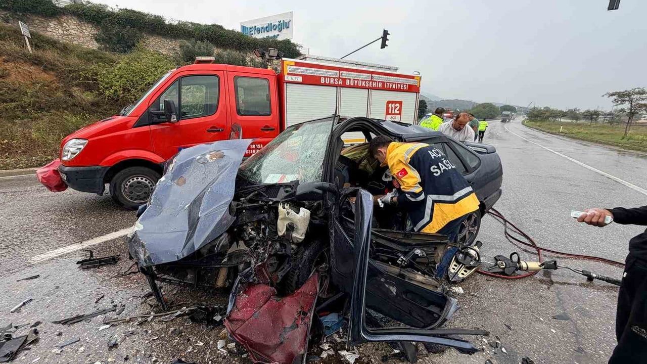 BURSA-YALOVA KARAYOLU ORHANGAZİ KÜÇÜK SANAYİ SİTESİ KAVŞAĞI’NDA MEYDANA GELEN TRAFİK KAZASINDA...