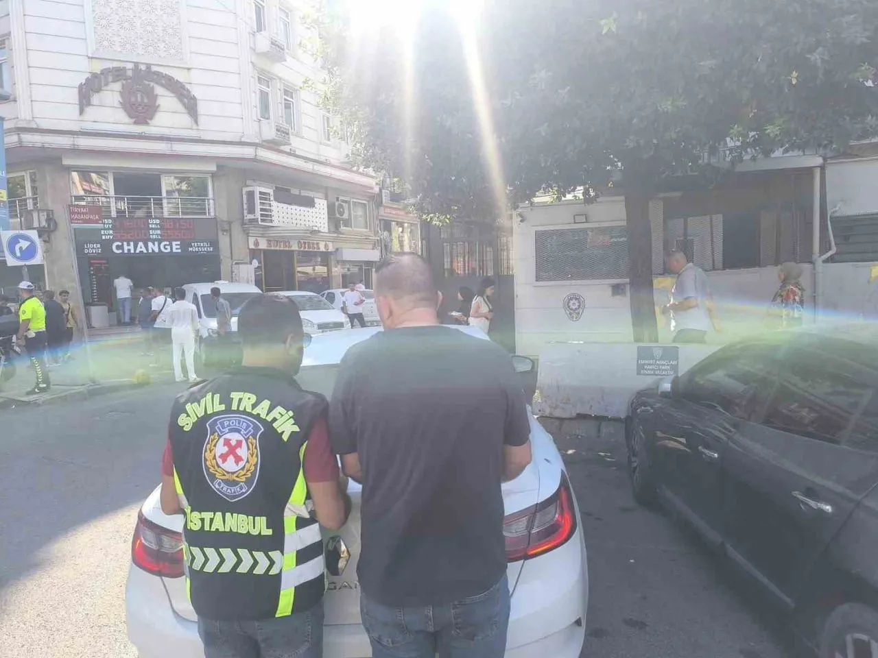 İSTANBUL FATİH’TE TRAFİKTE MAKAS ATARAK İLERLEDİĞİ GÖRÜNTÜLER SOSYAL MEDYADA YAYIMLANAN SÜRÜCÜYE...