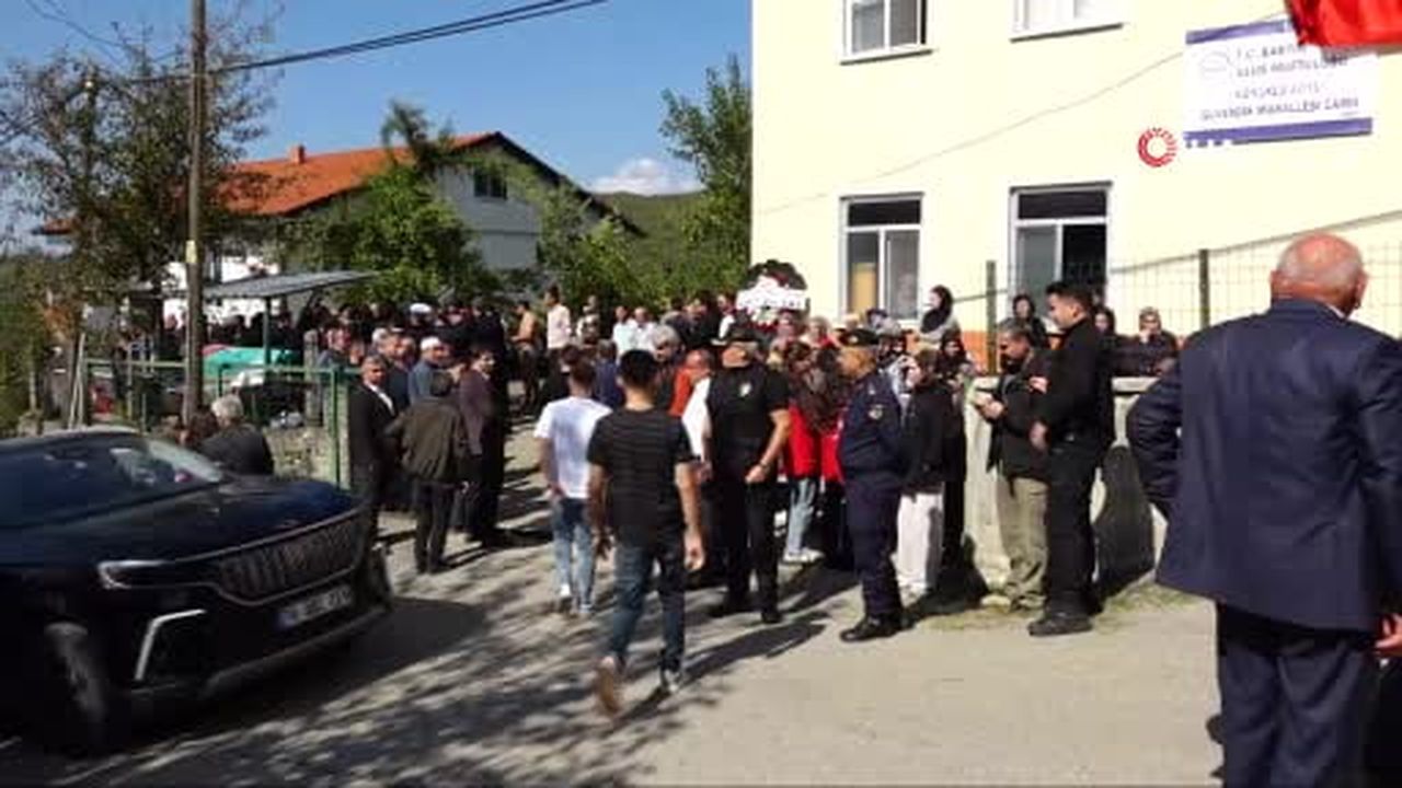 Okulda bıçaklı saldırıda hayatını kaybeden 10 yaşındaki Eslem Sare, Bartın’da toprağa...