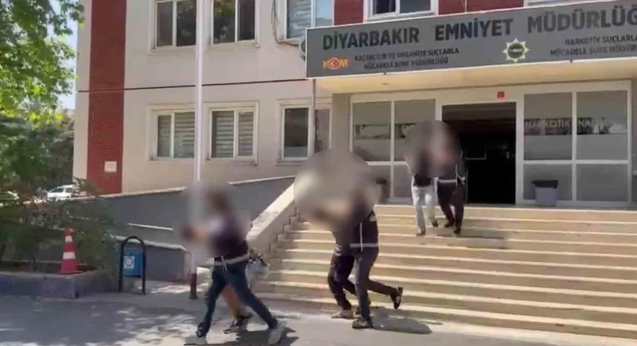 DİYARBAKIR’IN SUR İLÇESİNDE POLİS EKİPLERİNCE DÜZENLENEN OPERASYONDA YANLARINDA 2 ADET EL BOMBASI...