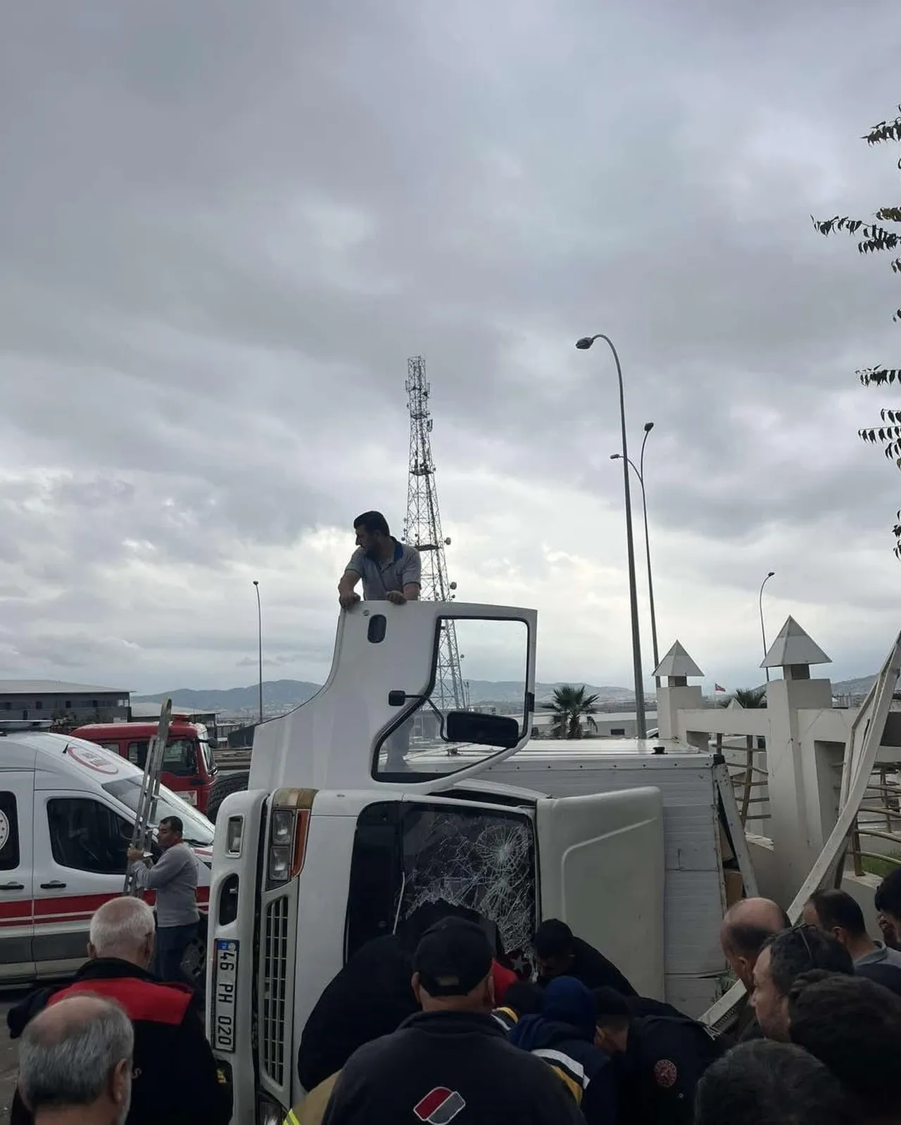 KAHRAMANMARAŞ-KAYSERİ KARAYOLUNDA KONTROLDEN ÇIKAN KAMYONUN YAN YATARAK CAMİ DUVARINA ÇARPMASI...