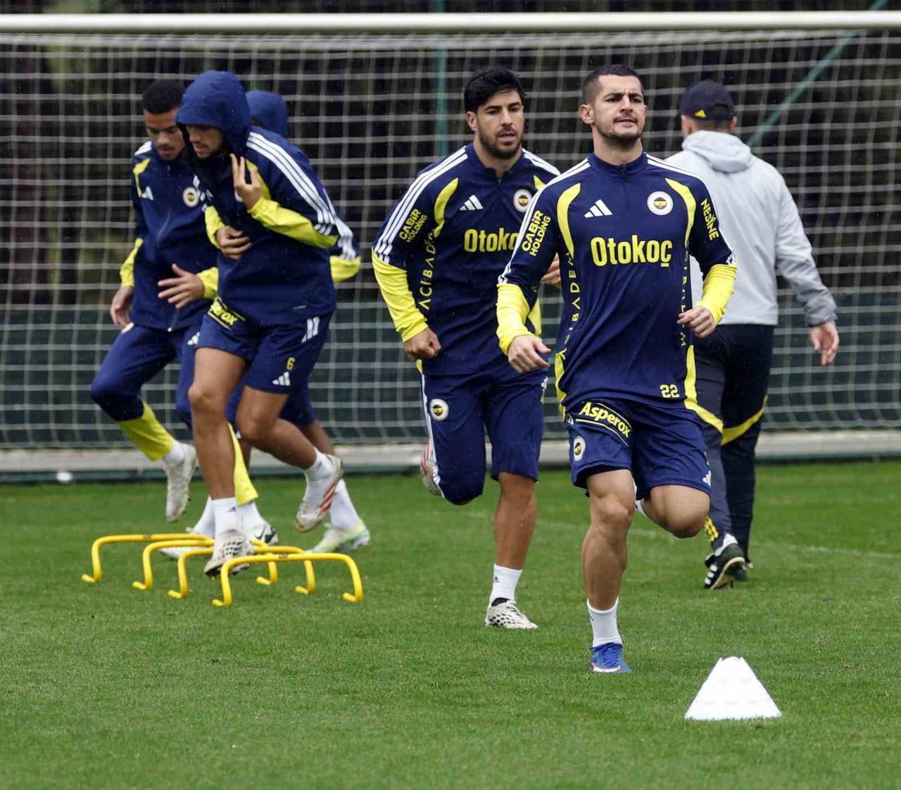 FENERBAHÇE, SÜPER LİG'E VERİLEN MİLLİ ARADA HAZIRLIKLARINI SABAH VE AKŞAM SAATLERİNDE YAPTIĞI ÇİFT...
