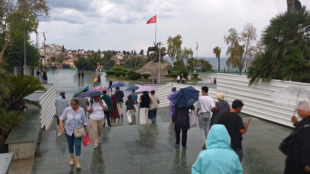 KENT MERKEZİNDE HAVA SICAKLIĞI 20,3 DERECEYE KADAR DÜŞERKEN, CUMHURİYET MEYDANI’NDA YAĞMURA...