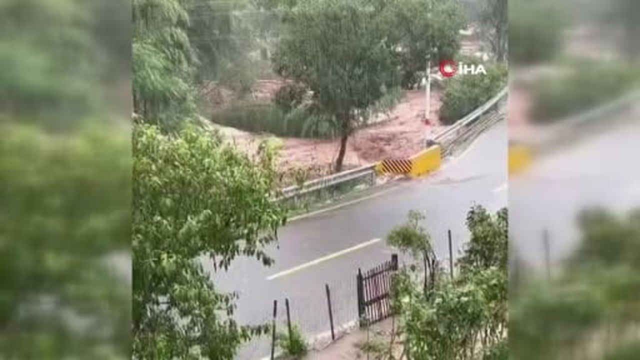 Çin'in doğusundaki Zhejiang eyaletinde şiddetli yağışlar sonucu meydana gelen toprak kaymasında 1...