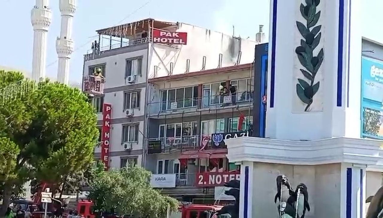 BURSA’NIN GEMLİK İLÇESİNDE BİR PASAJIN ÇATI KATINDA YANGIN ÇIKTI. EKİPLERİN HIZLI MÜDAHALESİYLE...