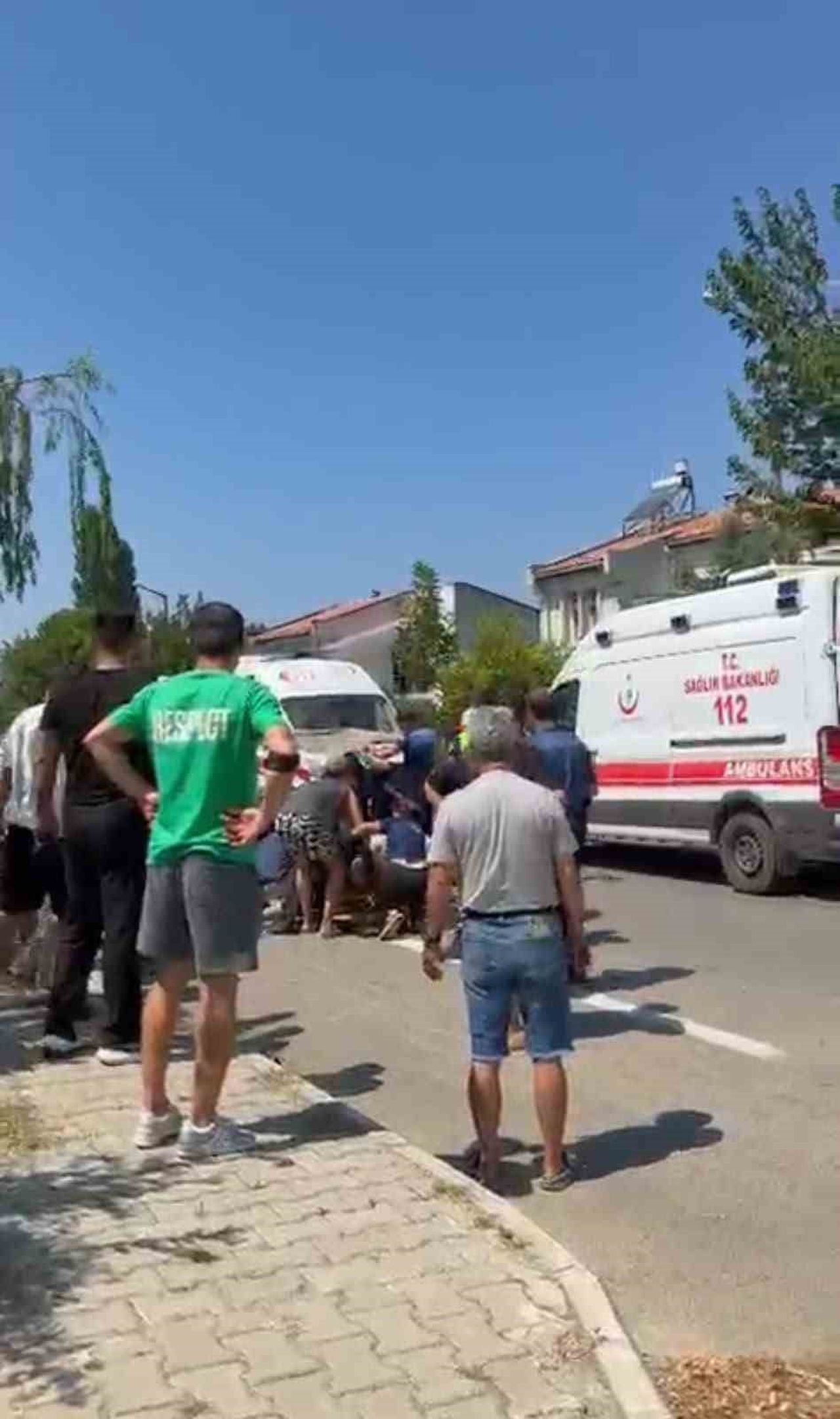 ÇANAKKALE'NİN GÖKÇEADA İLÇESİNDE PARK HALİNDEKİ OTOMOBİLE ÇARPAN MOTOSİKLETLİ 2 KİŞİ HAYATINI...