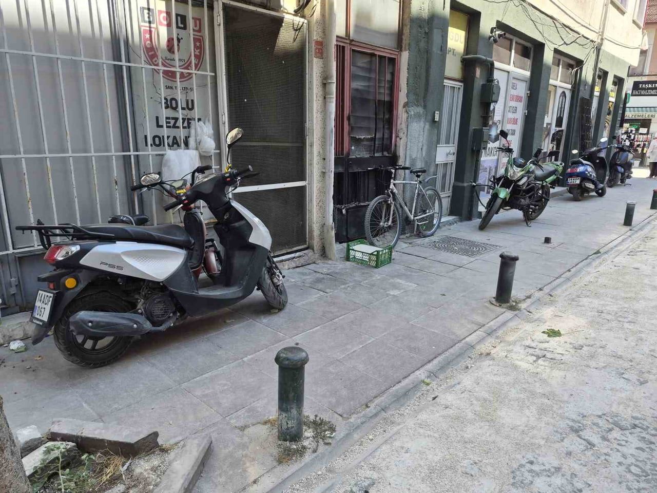 ESKİŞEHİR'DE SOKAKLARIN ÜZERİNDEKİ KALDIRIMLARA PARK EDİLEN MOTOSİKLETLER, ÇÖP KONTEYNERLERİ VE...
