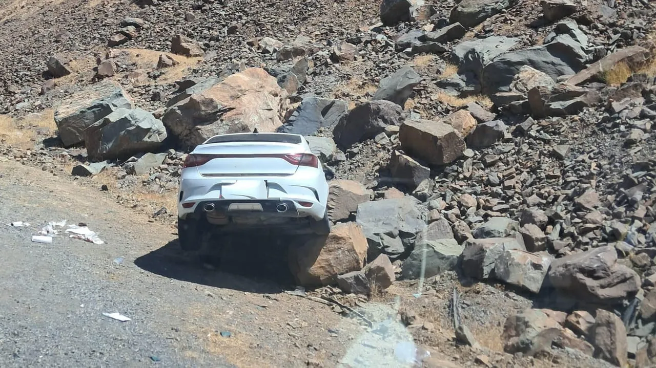 HAKKARİ-ÇUKURCA KARAYOLUNDA MEYDANA GELEN TRAFİK KAZASINDA AYNI AİLEDEN 3 KİŞİ YARALANDI.