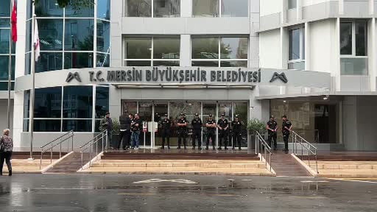 Mersin Büyükşehir Belediyesi'ne operasyon: Başkan Seçer dahil 59 gözaltı