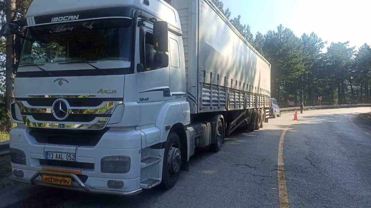KARABÜK’TE ÇEKİCİNİN DORSESİNİN KARŞI YÖNDEN GELEN OTOMOBİLE ÇARPMASI SONUCU MEYDANA GELEN TRAFİK...