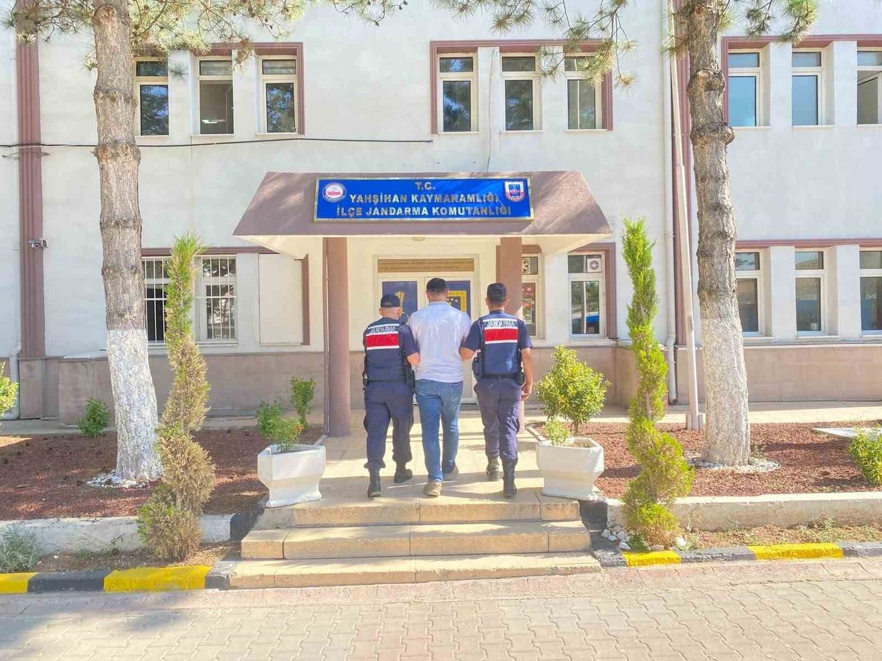 KIRIKKALE’DE, FETÖ'YE ÜYE OLMA SUÇUNDAN HAKKINDA 6 YIL 3 AY KESİNLEŞMİŞ HAPİS CEZASI BULUNAN...