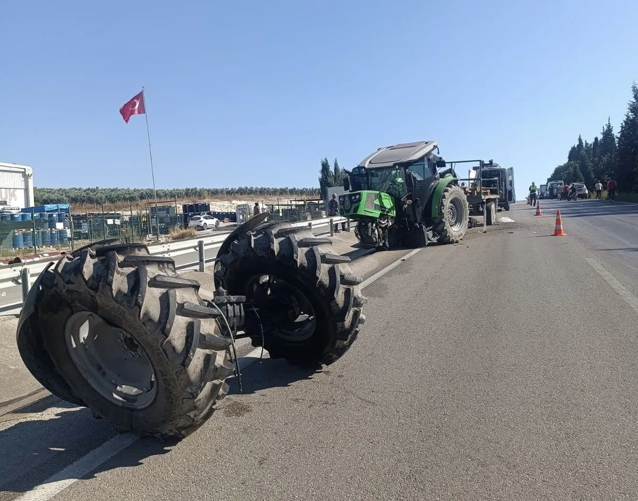 BANDIRMA'DA KAMYON TRAKTÖRE ÇARPTI: ARAÇTA SIKIŞAN SÜRÜCÜ HASTANEYE KALDIRILDI