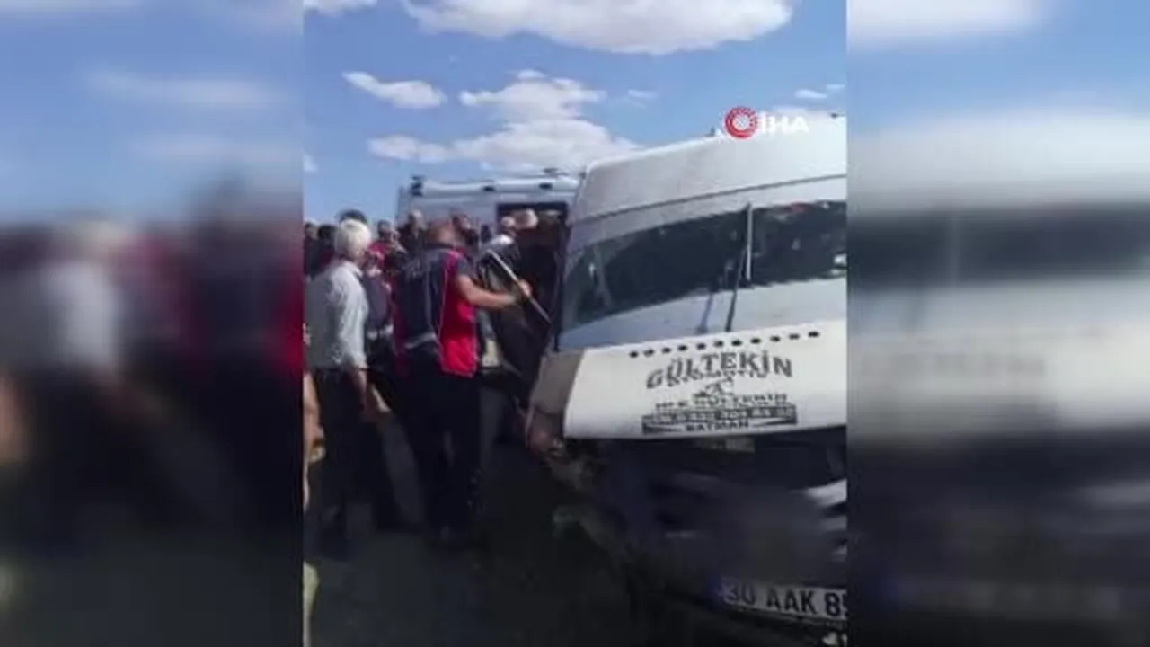 Yüksekova'da minibüs kapağı açık bırakılan logar çukuruna çarptı: 6 yaralı