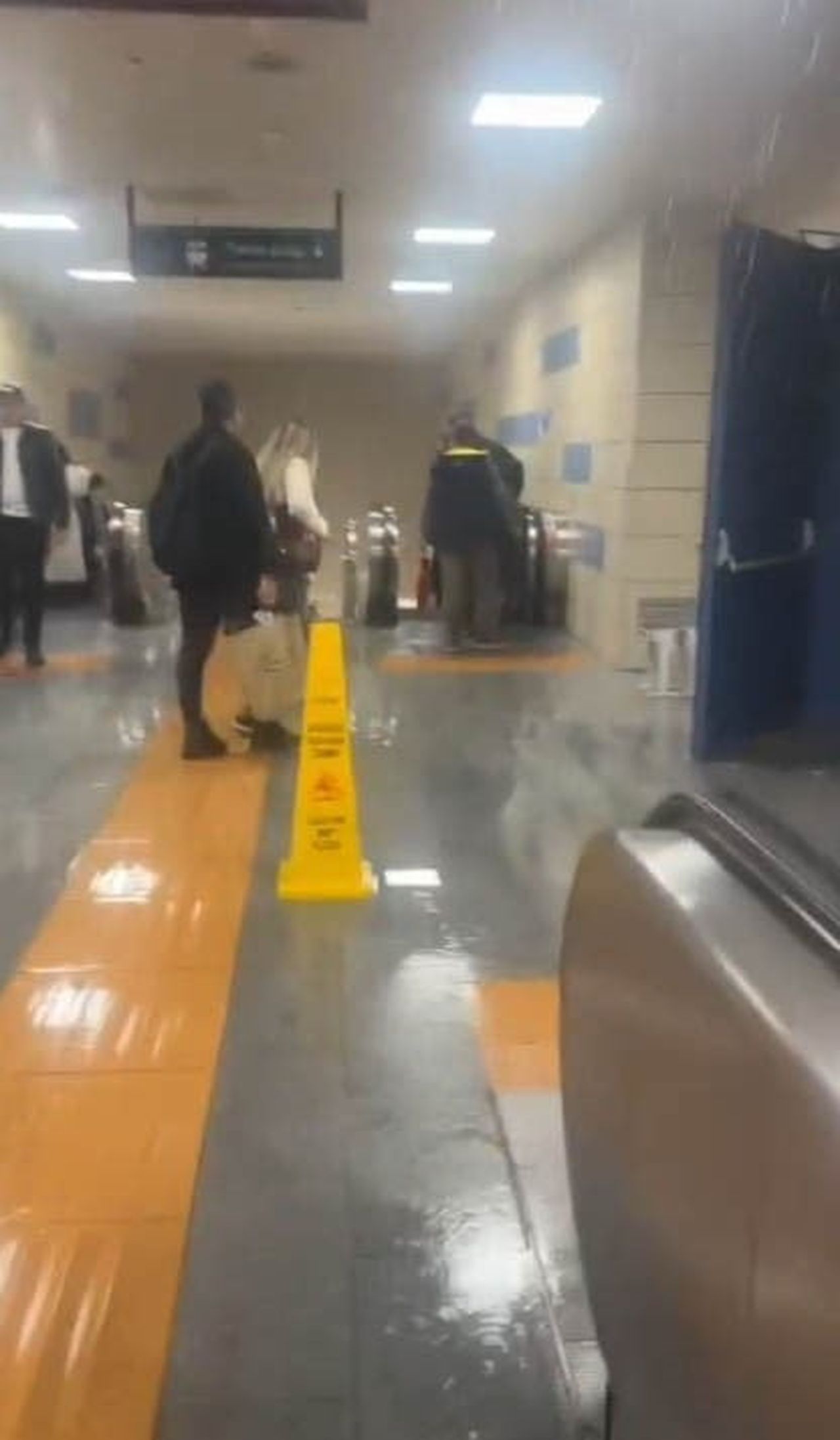 İSTANBUL'DA SAĞANAK YAĞIŞ NEDENİYLE HACIOSMAN METRO İSTASYONUNU SU BASTI. TAVANDAN AKAN SULARI...
