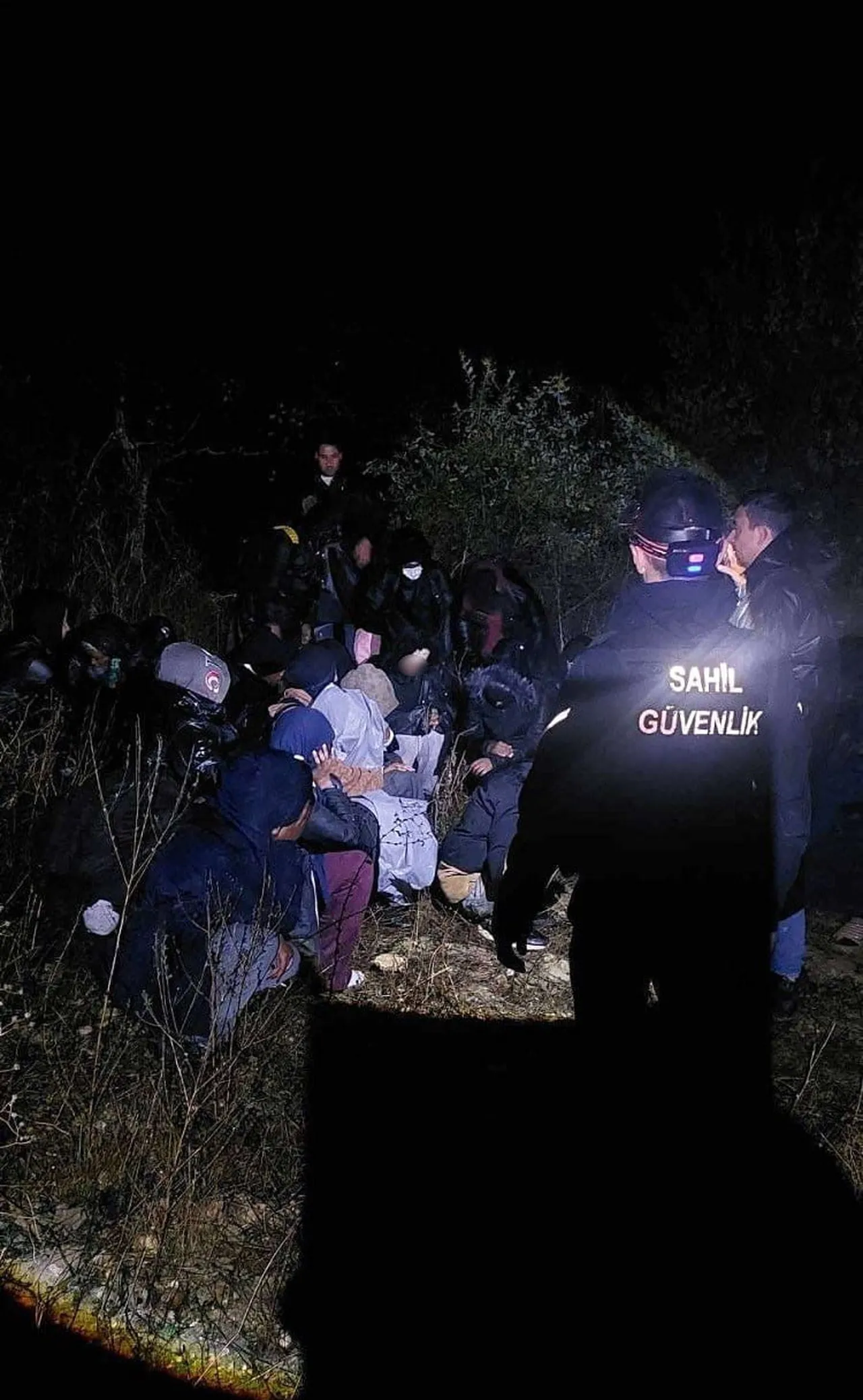 ÇANAKKALE’NİN EZİNE İLÇESİNDE SAHİL GÜVENLİK VE EMNİYET EKİPLERİNCE KARADA 31 KAÇAK GÖÇMEN...