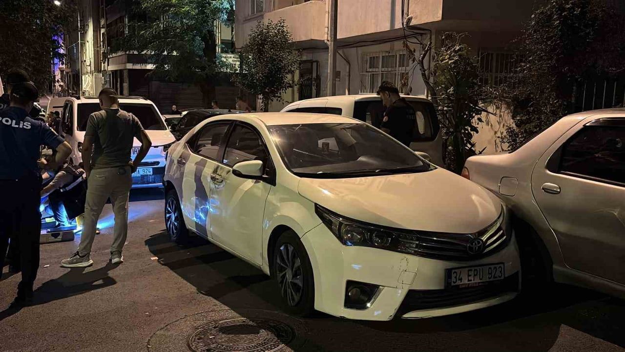 BAYRAMPAŞA’DA POLİSİN ‘DUR’ İHTARINA UYMAYAN OTOMOBİL KAZA YAPTI: 1 GÖZALTI