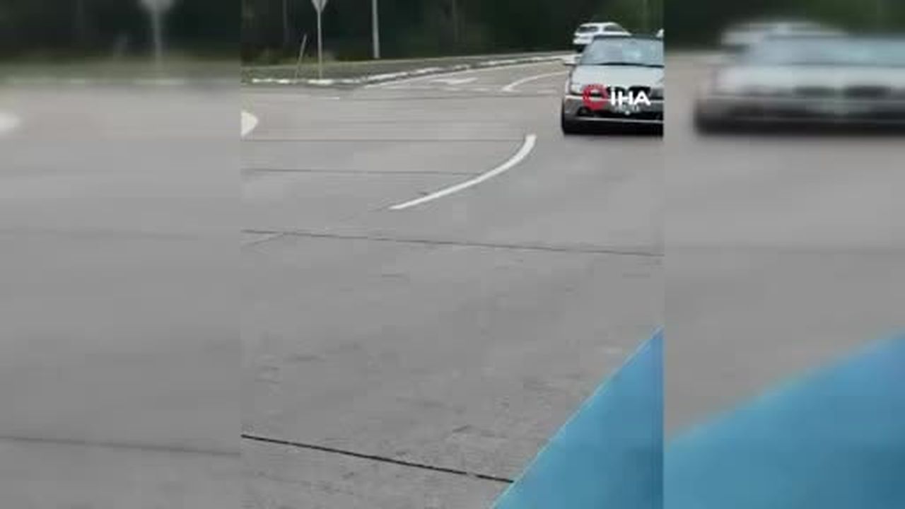 Avustralya'nın Newcastle şehrinde bir otomobilin ragbi taraftarlarının arasına dalması sonucu 2'si...