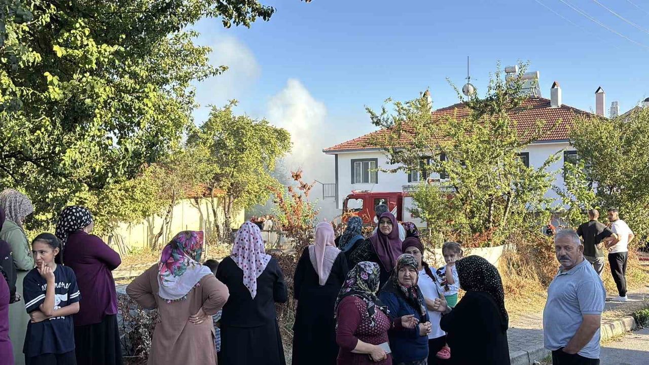 BOLU’DA SAĞLIK MAHALLESİ’NDE BİR EVİN BAHÇESİNDE BULUNAN KURU OTLARIN TUTUŞMASI NETİCESİNDE...
