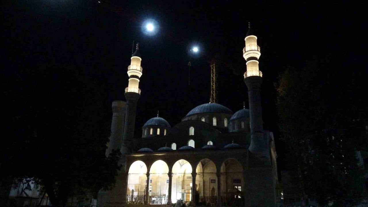 DEPREMDE YIKILAN YENİ CAMİ’NİN IŞIKLARI YILLAR SONRA YENİDEN YANDI