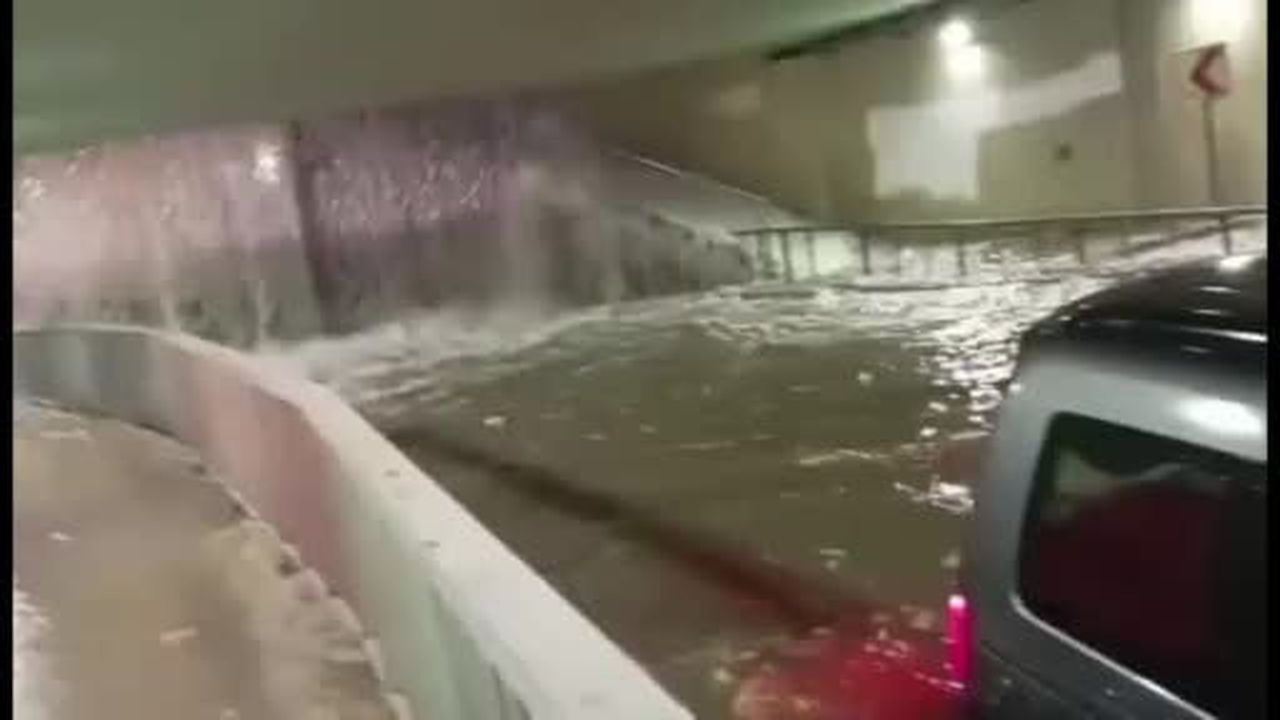 Pendik'te alt geçidi su bastı, sürücü ve kızı mahsur kaldı