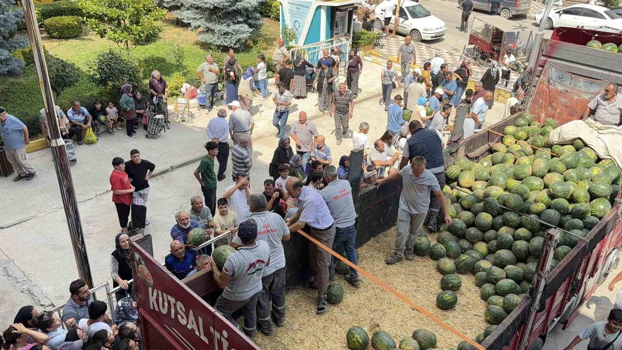 ZİLE İLÇESİNDE BİR ÇİFTÇİ, HER YIL GELENEKSEL HALE GETİRDİĞİ UŞÛR (ONDA BİR) KARPUZ DAĞITIMINI BU...