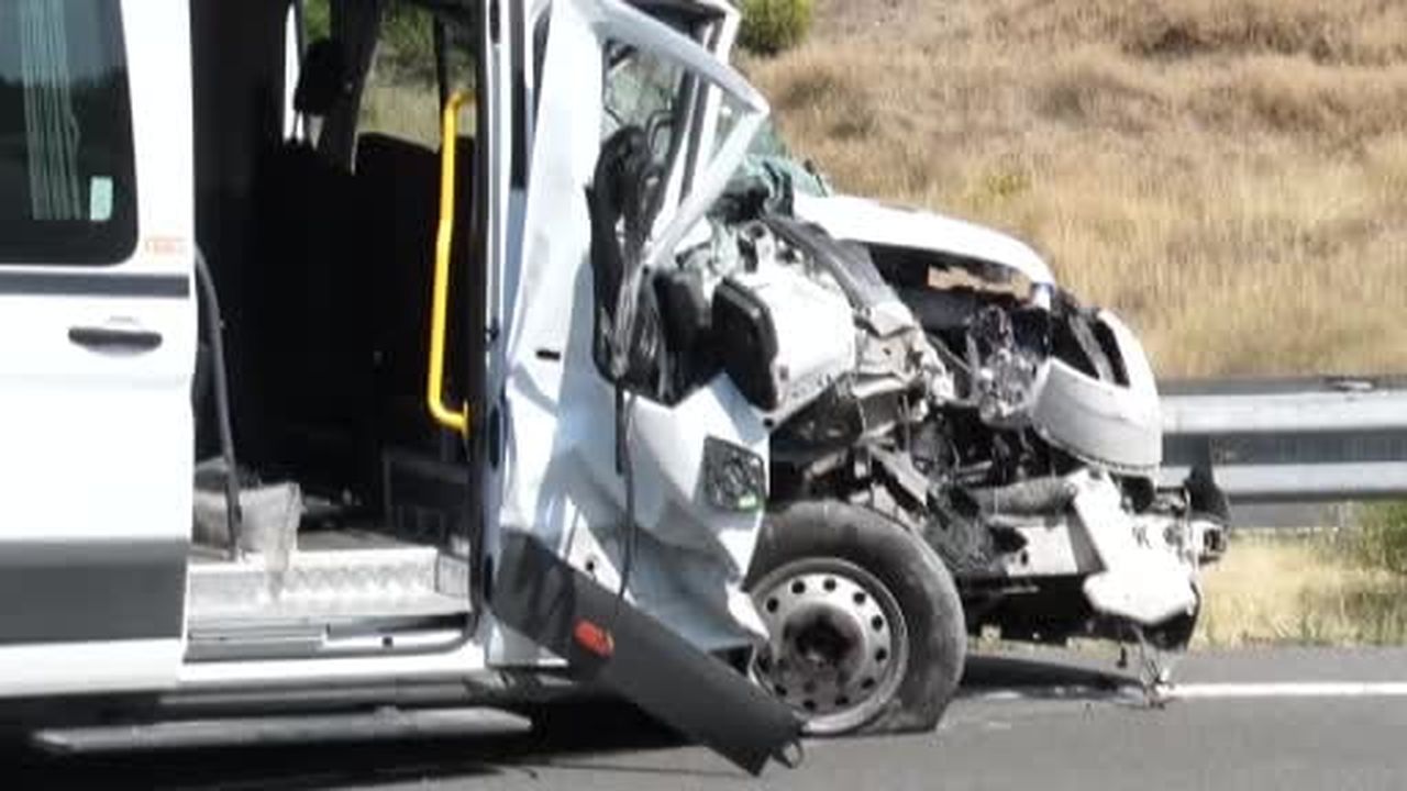 Ankara'da servis aracı tıra arkadan çarptı: 1'i ağır 7 yaralı