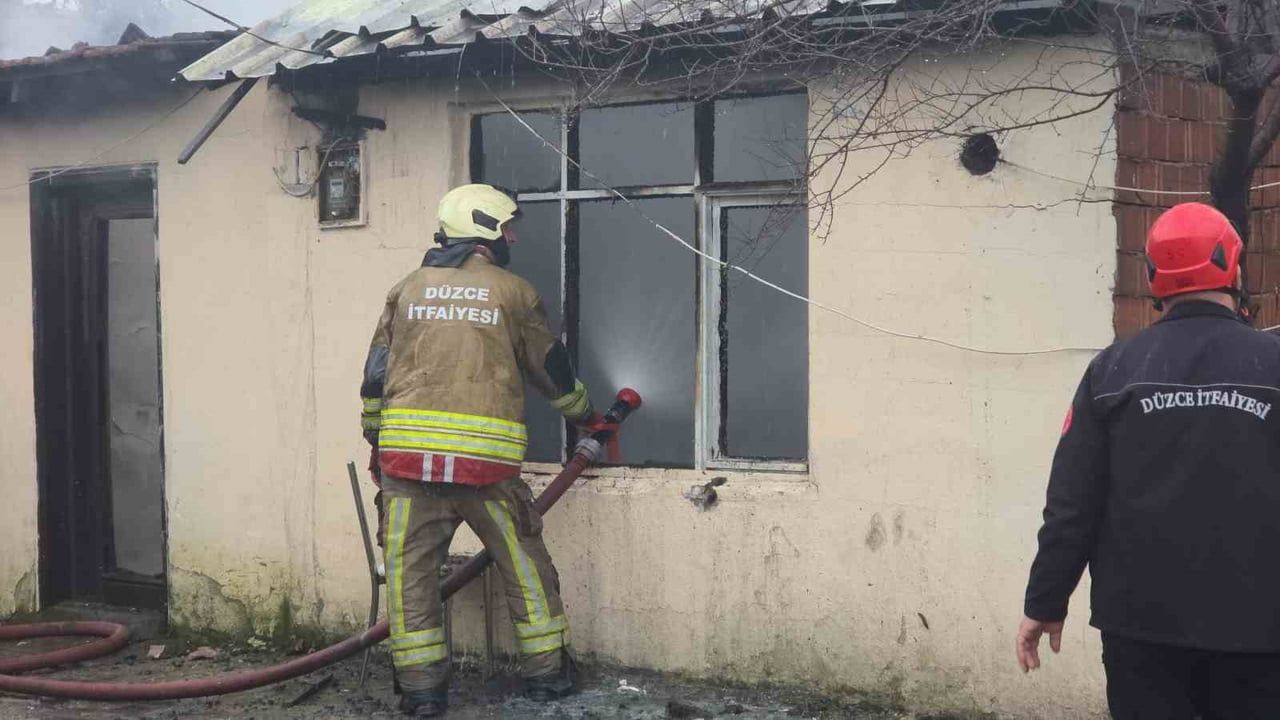 DÜZCE’DE MEYDANA GELEN OLAYDA TEK KATLI EV SOBANIN PATLAMASI SONRASI YANARAK KULLANILMAZ HALE...