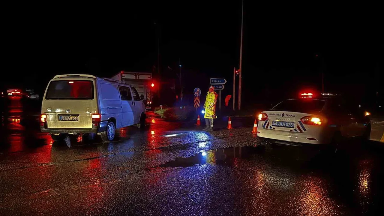 ADAPAZARI KARASU YOLU ÜZERİ LİMANDERE KAVŞAĞINDA JANDARMA EKİPLERİNCE YOL ULAŞIMA KAPATILDI