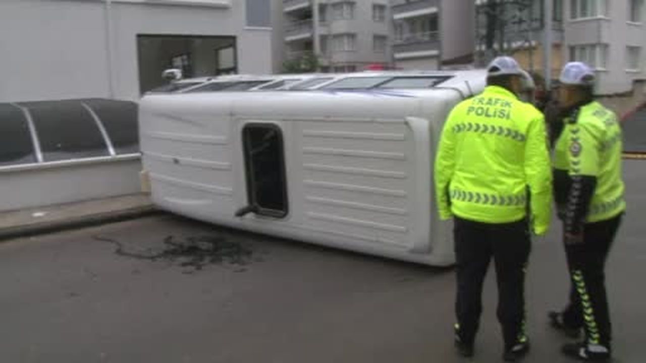 Minibüslerin çarpıştığı kazada 16 kişi yaralandı