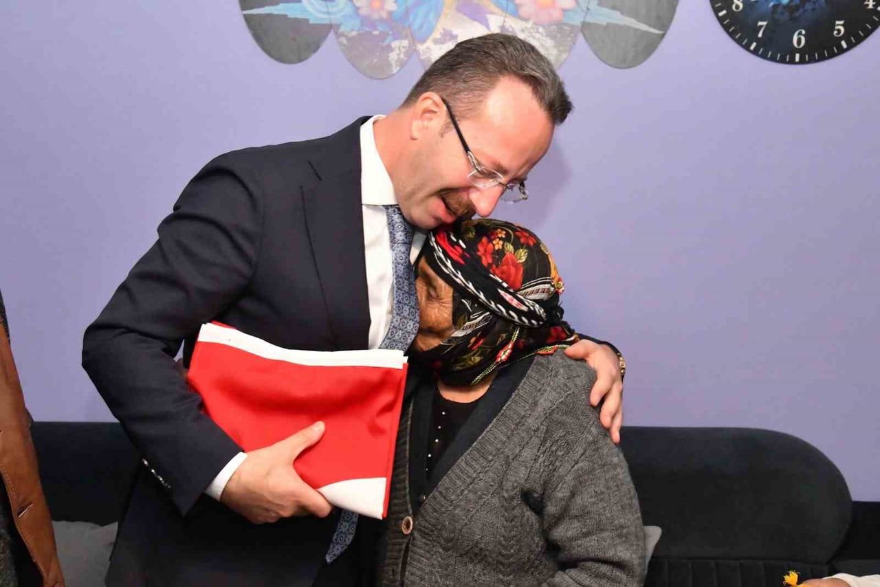 VALİ YAMLI, ŞEHİT YAKINININ MESAJINA KAYITSIZ KALMADI; AİLEYİ EVİNDE ZİYARET ETTİ. (OLGUN...