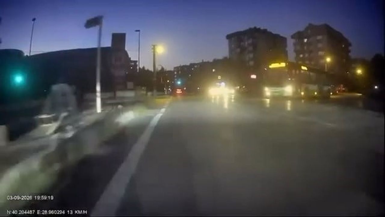 BURSA'DA KIRMIZI IŞIK İHLALİ YAPAN OTOBÜS, MOTOSİKLET SÜRÜCÜSÜNE ÇARPIYORDU. DURUM ÜZERİNE...